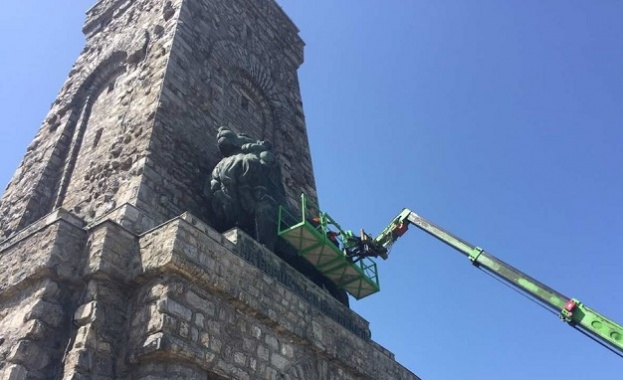 Започна ремонт на бронзовия лъв на Шипка