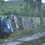 Автобус с миньори се преобърна и падна от скала в Сибир