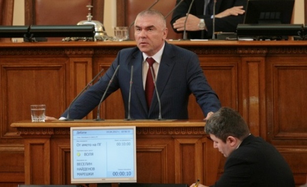 С шампанско и бонбони Марешки зове оставката на Борисов 