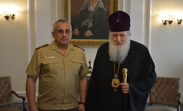 Почетен знак на Военната академия в София бе връчен на Патриарх Неофит