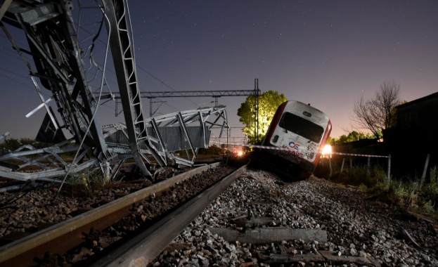 Влак се вряза в къща в Гърция, има загинали