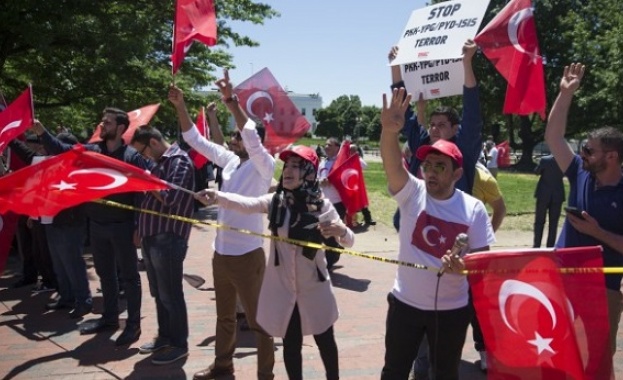 Напрежение и девет пострадали при сбиване пред посолството на Турция в САЩ