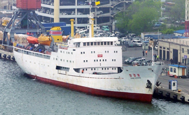 Севернокорейски кораб акостира във Владивосток