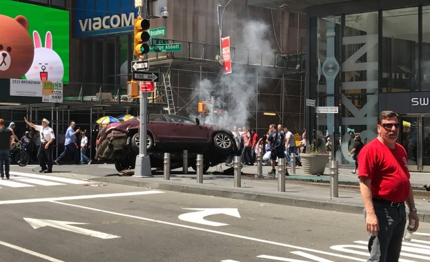Кола се вряза в пешеходци в Ню Йорк (обновена)