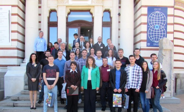 Йотова:  Дори един българин да е останал в град или село някъде по света, ние ще го защитим