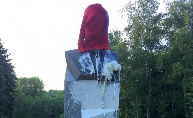 Заляха с боя паметника на Рейгън в София
