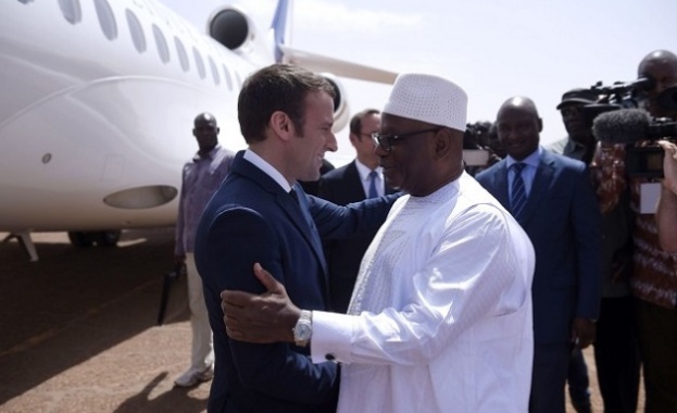 Макрон с първа визита във френската военна база в Мали