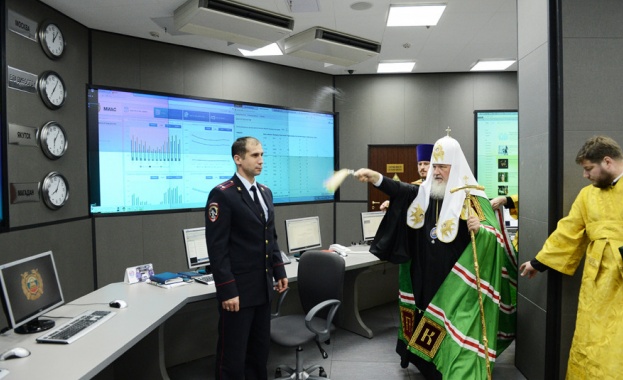 Руският патриарх използва светена вода срещу кибератаките