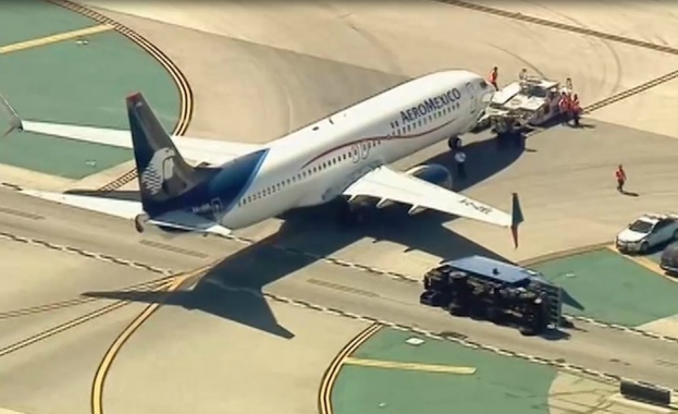 Осем ранени след сблъсък на самолет с камион на летището в Лос Анджелис