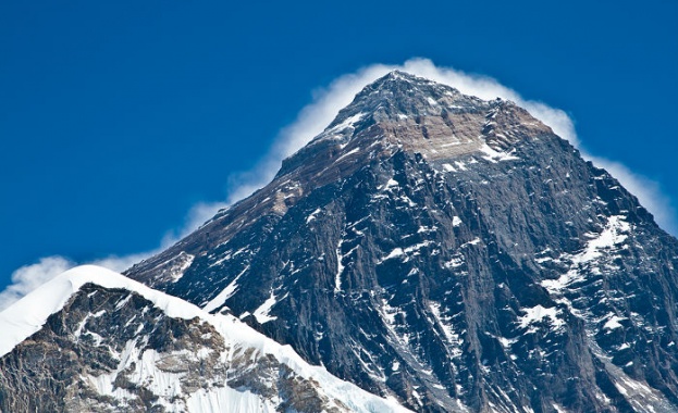 Алпинист от Япония загина край Еверст при осмия си опит да изкачи върха