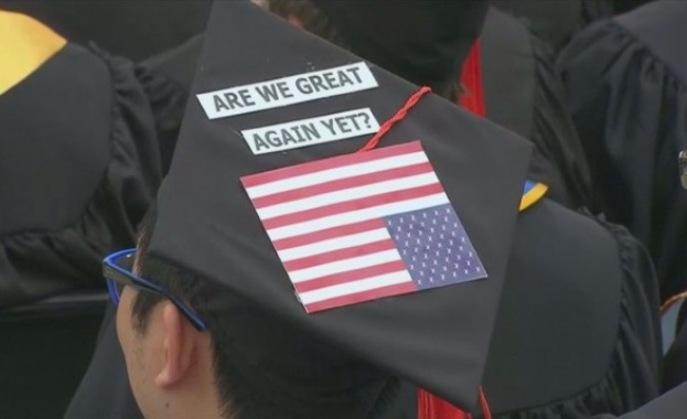 Студенти напуснаха демонстративно реч на вицепрезидента Майк Пенс