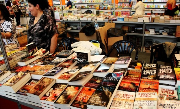 Започна пролетният базар на книгата (видео)