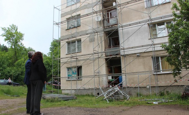 До седмица ще оправят блока в Мездра, който протече