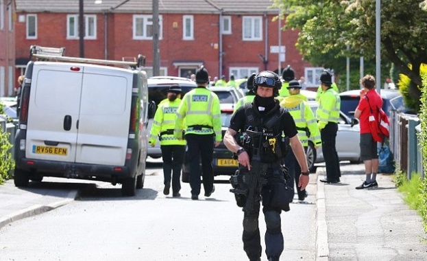 Контролиран взрив и още два ареста извърши полицията в Манчестър 
