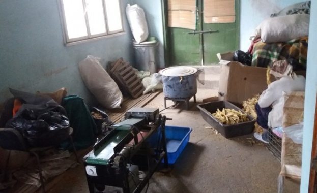 Митничари разкриха нелегален цех с 327 кг тютюн