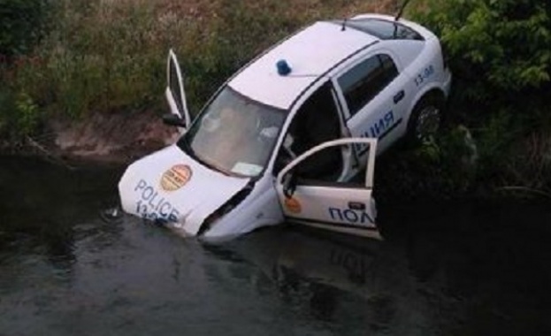 Патрулка падна в канал заради абитурентки