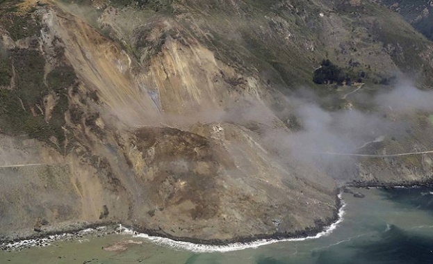 Свлачище затрупа една от най-живописните магистрали в САЩ