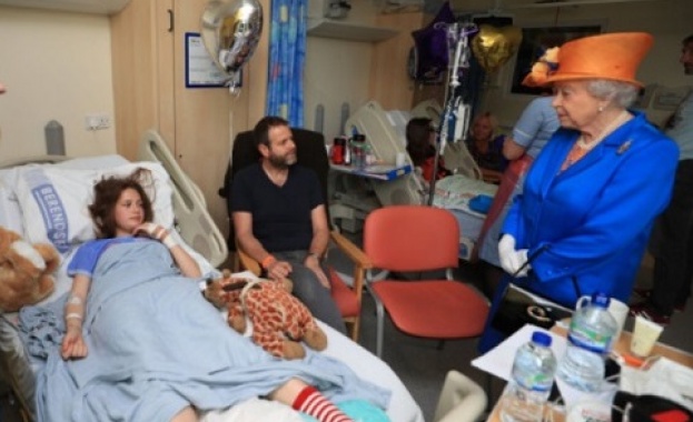 Кралицата посети пострадалите при терористичния атентат в Манчестър