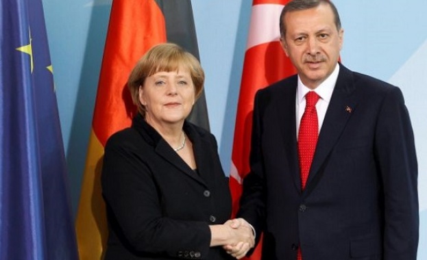 Меркел и Ердоган договориха визита в авиобазата в Коня