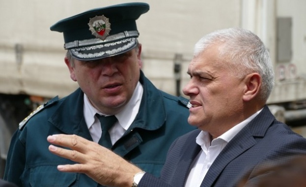 Министър Радев: Взети са мерки за облекчаване на трафика на ГКПП Кулата