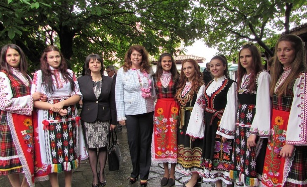 Йотова: Маслодайна роза е вечният символ на България