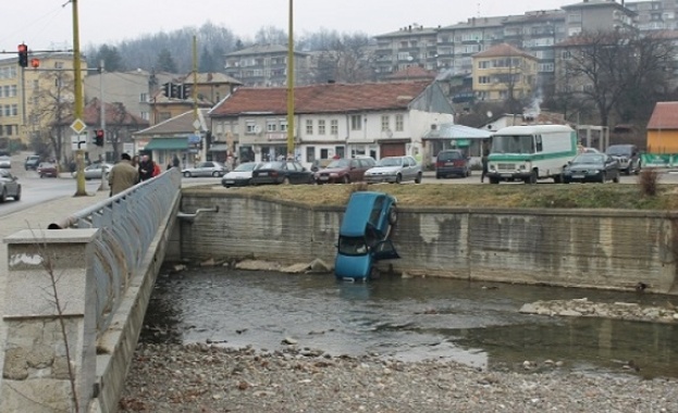 Таксиметров шофьор и 12-годишно дете паднаха в река Янтра 