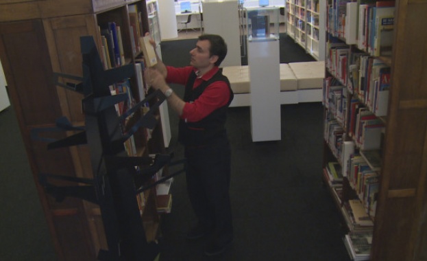 Българин създаде клуб за емигранти в библиотека в Амстердам