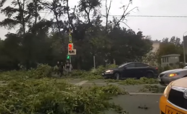 11 жертви на мощен ураган в Москва (видео)