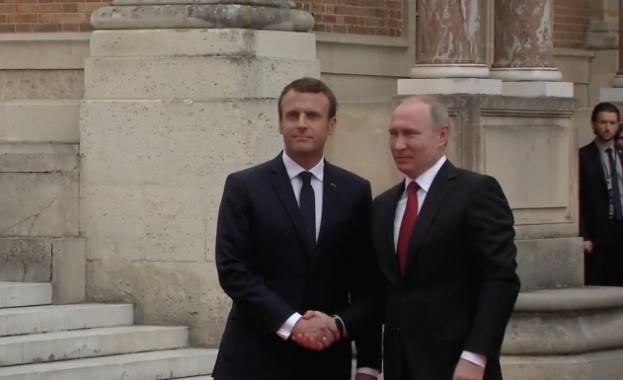Путин пристигна в двореца Версай (видео)