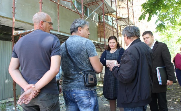 Зам.-министър Крумова провери дейностите по програмата за саниране по сгради в Перник и Бобол дол