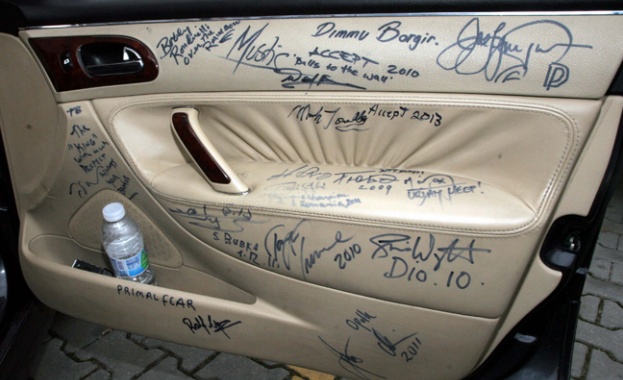 Каварна продава кола с автографите на рок величия за 30 хиляди лева