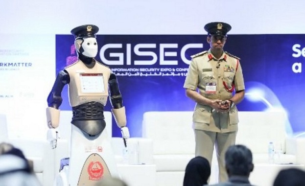 Робот полицай на работа в Дубай (видео)