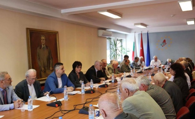 Нинова към ветераните в БСП: Правим промяна без да късаме връзката между поколенията 