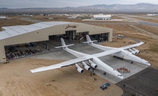 САЩ построиха най-големия самолет в света