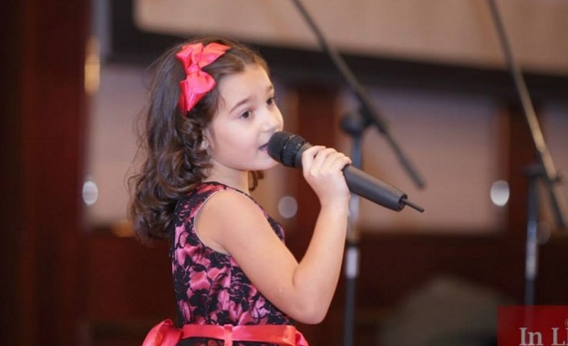 Моника Шахин - любимката на продуцента на Ерос Рамацоти, на празника на "Младост"