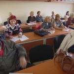 Пенсионери отново застават зад учебния чин
