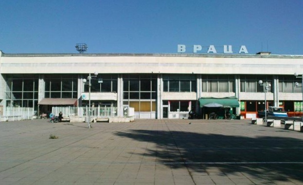 Гарата във Враца се наводни, пътници чакат под дъжда