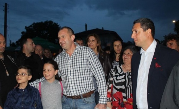 Президентът с изненадваща визита на нестинарския празник в Българи