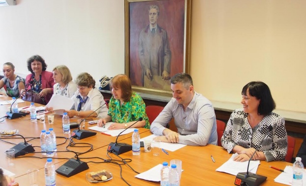 Обединението на жените-социалистки с инициативи към обществото