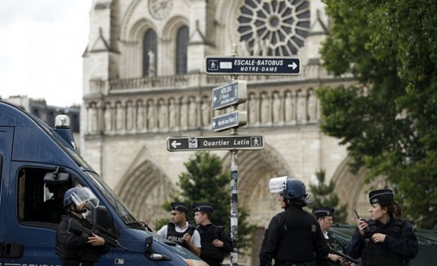 Френската антитерористична прокуратура разследва нападението над полицай в Париж