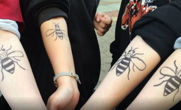 Ариана Гранде си татуира пчела