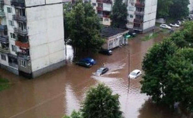 Пороен дъжд се изля снощи в Ботевград