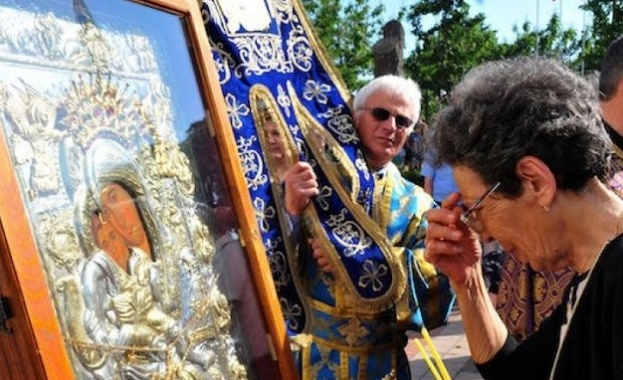 Чудотворната икона се мести в София  