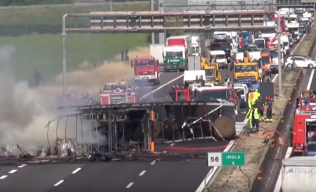 Български ТИР катастрофира тежко в Италия (видео)