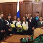 Путин проведе екскурзия из Кремъл за няколко деца