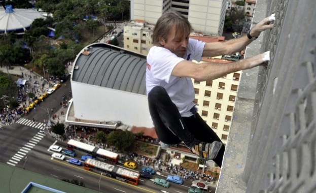 Френският "спайдърмен" изкачи един от най-високите небостъргачи в Барселона