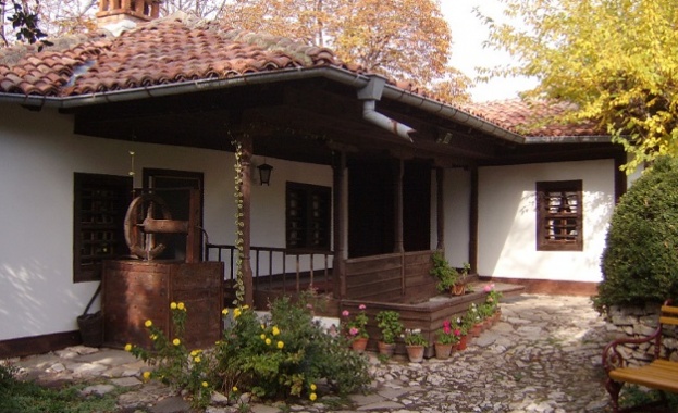 Дариха очилата на слепия Яворов на къщата музей в родния му град