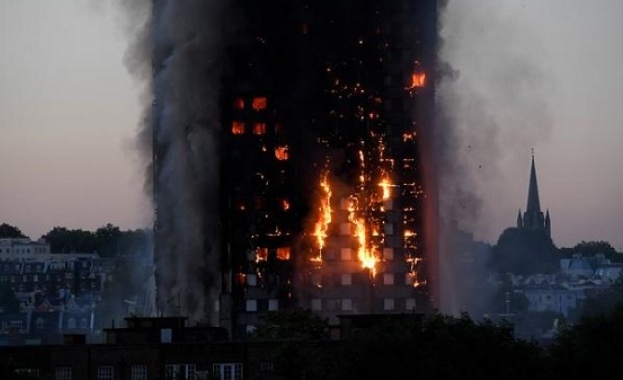Изгорелият блок в Лондон няма да бъде събарян засега 