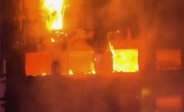 27-етажен блок пламна в Лондон, има блокирани хора (видео)