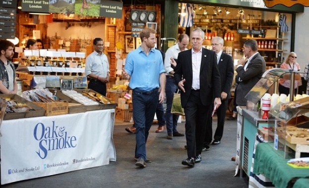Принц Хари посети отворения пазар в Лондон „Бороу маркет”